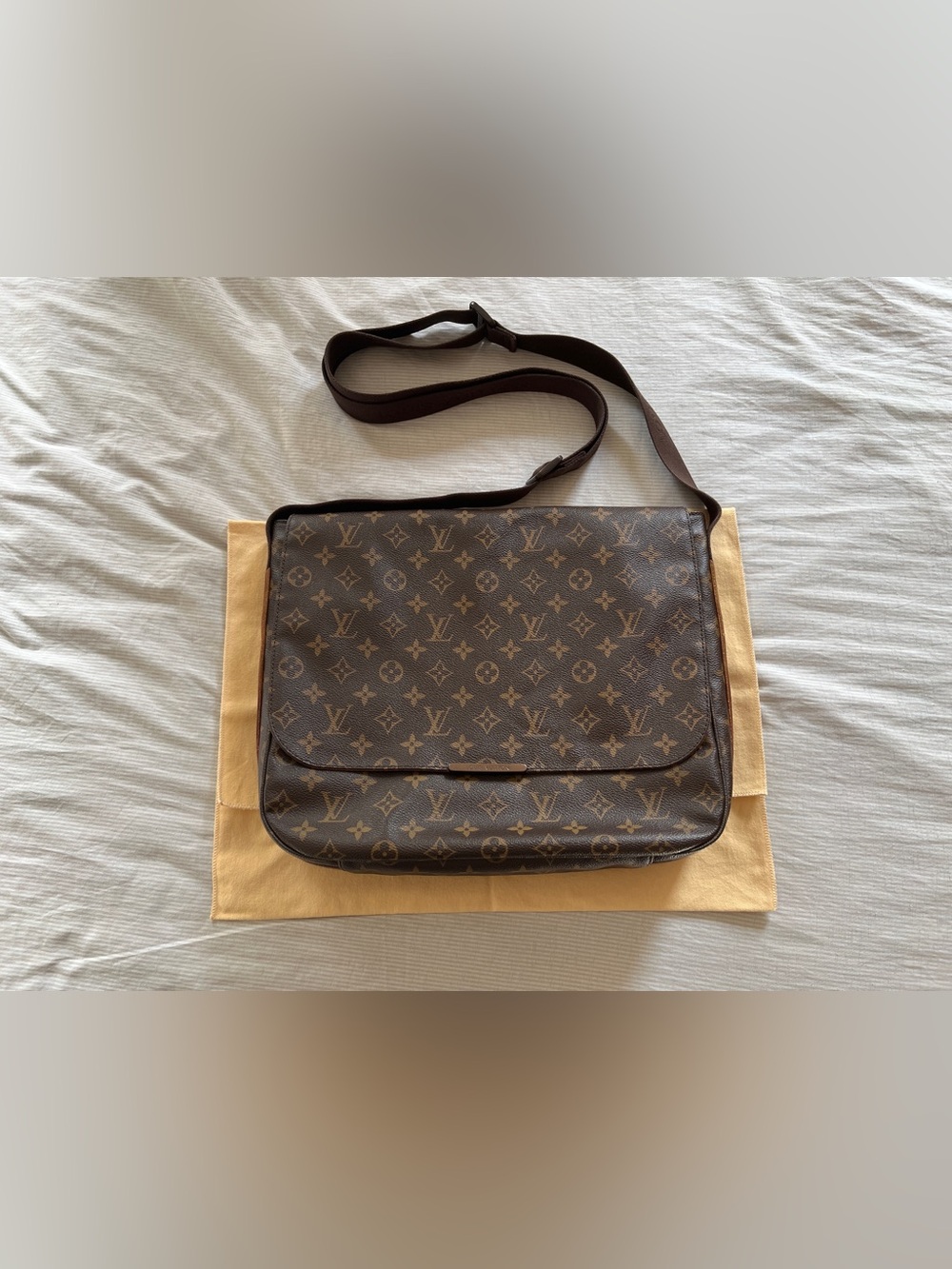 Authentic Louis Vuitton Monogram Beaubourg Messenger GM Bag